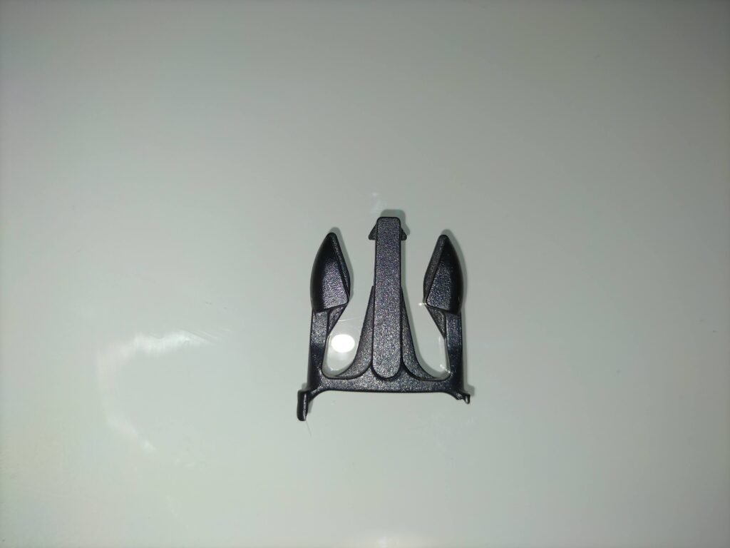 破損したNIFCO TSR-20オス側バックルに刻印された「TSR-20」の型番表示クローズアップ。バックルの型番特定はこの刻印が唯一の手がかり。型番さえわかれば汎用品としてAmazon・楽天で即日購入・翌日修理が可能