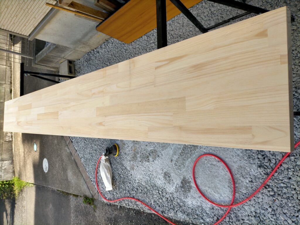 フローティングシェルフDIYに使用したパイン集成材(4200×600×30mm)の材料写真。竹広林業(小田原)で購入・3カット込み17,380円。ホームセンターより材木屋で大型材を購入する方がカット対応も充実。規則正しい木目が美しいDIY棚材