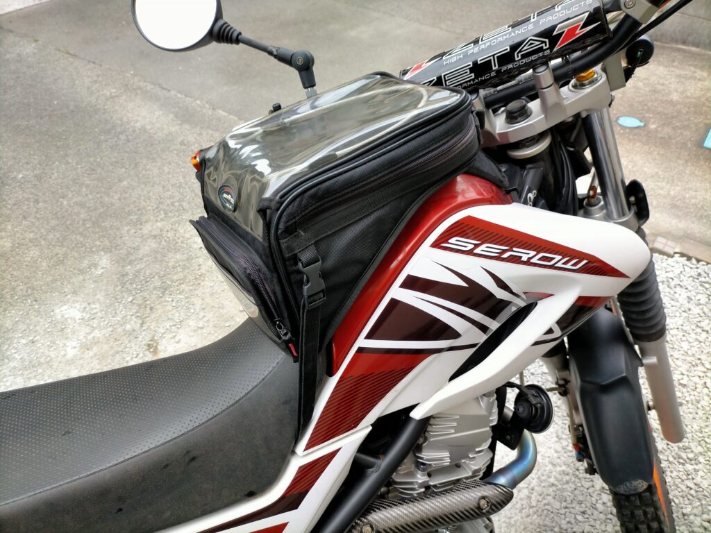 セロー250に装着したタナックス モトフィズ オフロードタンクバッグ3（MFK-082・4.5L）の修理完了後の外観。NIFCO TSR-20プラスチックバックルを縫製なし・シリコンスプレー＋KNIPEXコブラ150mmの裏技で数百円・翌日修理完了した状態