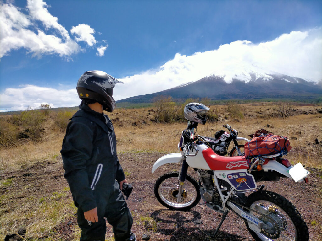 セロー250でのツーリング中に山中湖近辺から望む富士山の景色。セロー250 DIYカスタム・メンテナンス完全ガイドの関連記事に使用されるツーリングイメージ写真