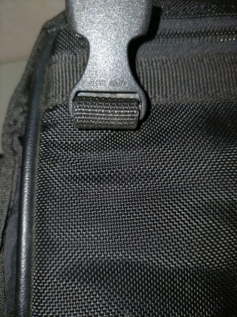 タナックスタンクバッグに残った無事なメス側バックルに刻印された「KIFCO TSR20」の型番表示。KIFCOはNIFCOのベトナム生産品で完全互換品。NIFCO・KIFCO・TIFCOは型番（TSR-20）が同じなら互換性あり。メス側はそのまま使用可能