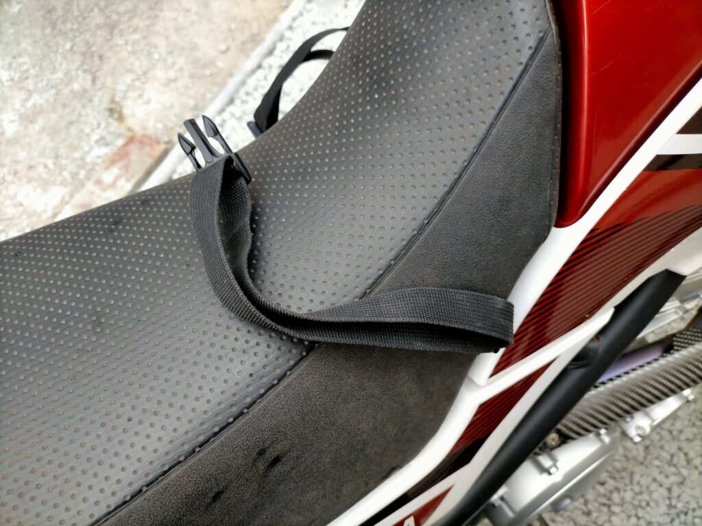 タンクバッグバックル修理完了・新品NIFCO TSR-20オス側をベルトに通して既存のメス側（KIFCO TSR20）と接続した状態。縫製なし・約168円・翌日修理完了。新品オスと既存メスが問題なくロック・カチッと接続できることを確認