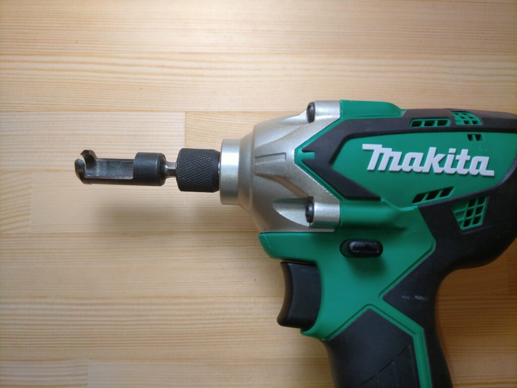 新潟精機SK 木ダボドリルΦ10(DBD-10)をマキタ充電式インパクトドライバーに装着した状態。インパクトドライバーのチャックにΦ10木ダボドリルをセットして端材に押し当てて回すだけで木ダボが削り出せる。電動ドライバーとの組み合わせで効率よく木ダボを量産可能