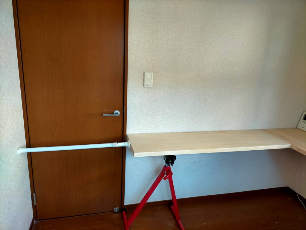 DIY雇いざね接合・ボンド塗布後に両板をクランプで締め付けて圧着している工程。接着中に板面が結構ずれるためクランプ併用が必須。クランプを複数本使って均等に締め付けることで接合面が平らに仕上がる。ボンド硬化まで動かさずに保持する