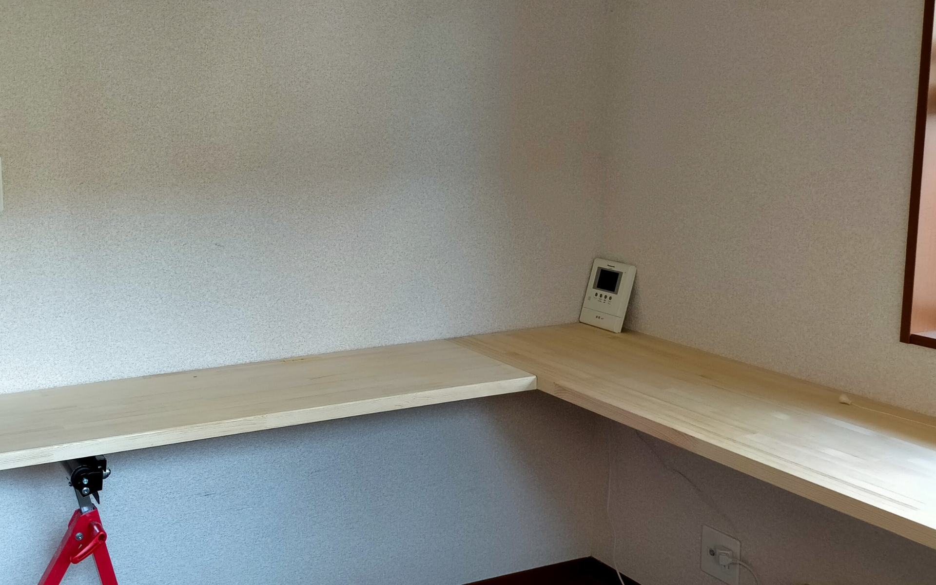 DIY雇いざね（やといざね）接合のアイキャッチ。30mm厚パイン集成材をトリマーで12mm幅×255mm長×深さ11mmのメスザネ溝を加工し、12mm合板端材の雇いざね（20×250mm）を木工ボンドで圧着接合。ビスケットジョイントより安価・木ダボより強度が高いDIY向け板接ぎ技法