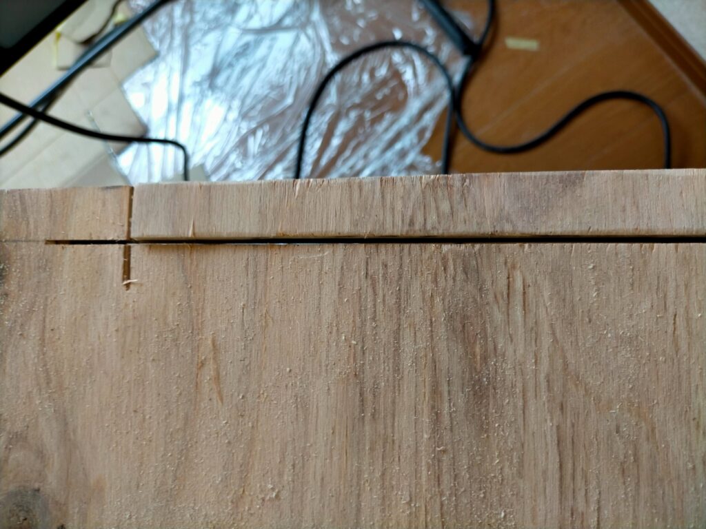 DIY雇いざね製作の材料・12mm合板の端材。丸ノコで20×250mmにカットしてジョイント（雇いざね本体）として使用する。わざわざ購入しなくても手元の端材で代用できる低コストな板接ぎ工法。30mm厚集成材の溝深さ片側11mmに対して12mm厚合板がほぼぴったり対応