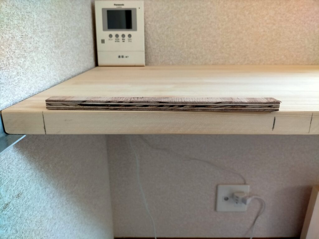 DIY雇いざね本体・12mm合板端材を丸ノコで20×250mmにカットした完成品。このジョイント材をメイン机（500mm幅）とサブ机（380mm幅）のメスザネ溝に挟んで木工ボンドで接合する。深さ片側11mm・長さ255mmの溝にぴったり収まるサイズに加工