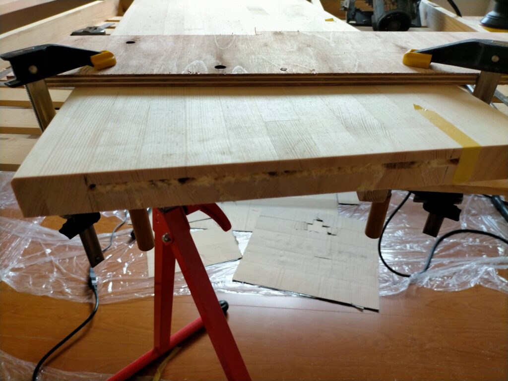 DIY雇いざね加工ステップ1・サブ机（30mm厚集成材・幅380mm）への1回目のメスザネ溝加工。トリマーガイドはメイン机1回目と同じ位置のまま加工。順番はメイン机との前後不問。必ずガイドをずらす前に両板の1回目を完了させることで両板の溝高さが揃い段差ゼロの接合が実現