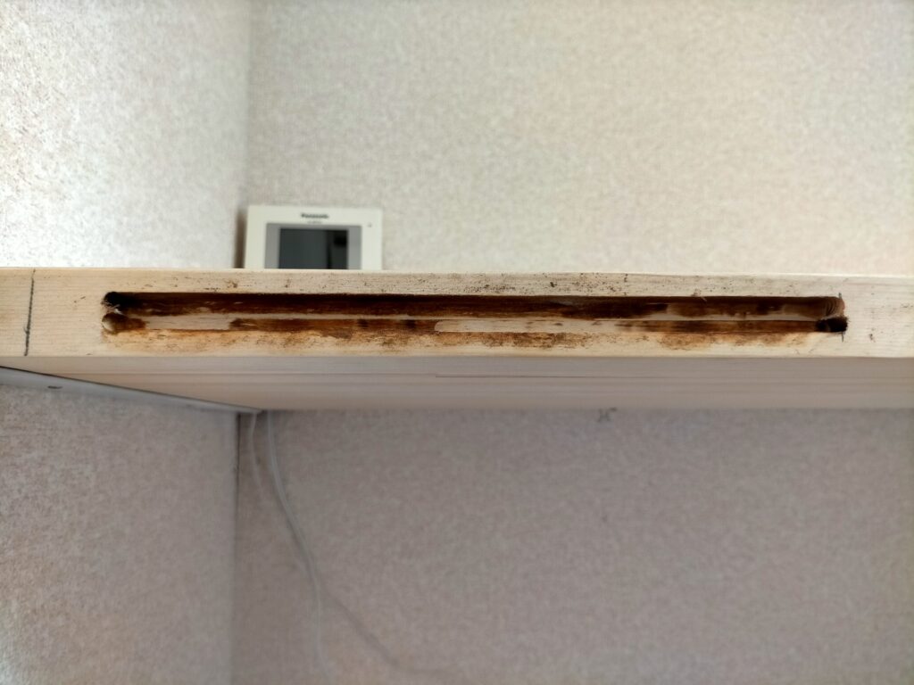 DIY雇いざね加工ステップ3・トリマーガイドを6mmずらした後のメイン机（幅500mm）への2回目のメスザネ溝加工完了。両板（メイン机・サブ机）の12mm幅×深さ11mm×長さ255mmのメスザネ溝が完成。加工後はのみなどで切り口の毛羽・バリを綺麗に整える