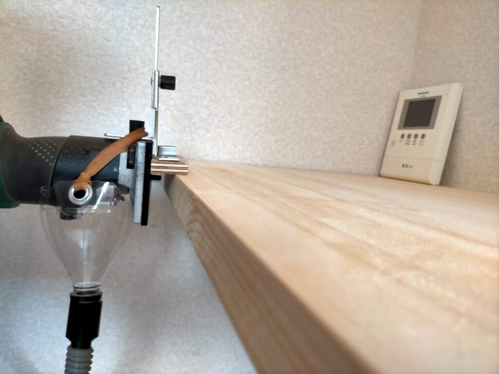 DIY雇いざね加工・30mm厚パイン集成材のメイン机（幅500mm）にトリマーでメスザネ溝を加工する前の準備段階。6mmトリマービットで2列削り合計12mm幅の溝を作る手順。トリマーガイドをずらす前に必ず両方の板（メイン・サブ）に1回目の溝を入れることが高さ精度の鍵