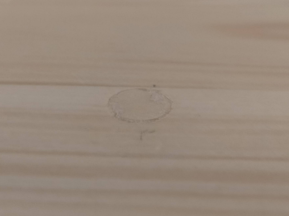 DIYザグリ穴隠し完了の仕上がり図解。5×80mmコーススレッドのビス頭を隠すため10mmキリでザグリ→木ダボドリルΦ10(新潟精機SK DBD-10)で同一素材の木ダボを自作→木工ボンドで圧入→板面と面一になるよう削る全工程の完成イメージ。プラスチックカバーより自然な仕上がりで遠目には処置箇所が判別不能