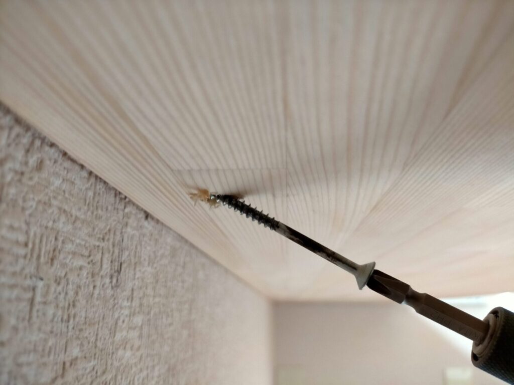 DIYザグリ穴隠しステップ3・5×80mmコーススレッドで板を固定した状態。ビス頭が10mmのザグリ穴の中に完全に収まり板面から飛び出していない状態。この後木ダボドリルΦ10で同一素材から木ダボを自作して穴を塞ぐことで表面が完全フラットな仕上がりになる