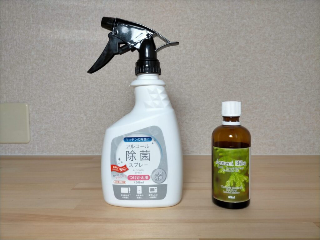 カビ除去・抗菌処理に使用したアルコール除菌スプレー（エタノール濃度70〜80%が最高殺菌力）と青森ひば油（天然ヒノキチオール成分・0.01%濃度で殺菌）の2剤。100均アルコール除菌スプレー約100mlに青森ひば油約10mlを混合してスプレー