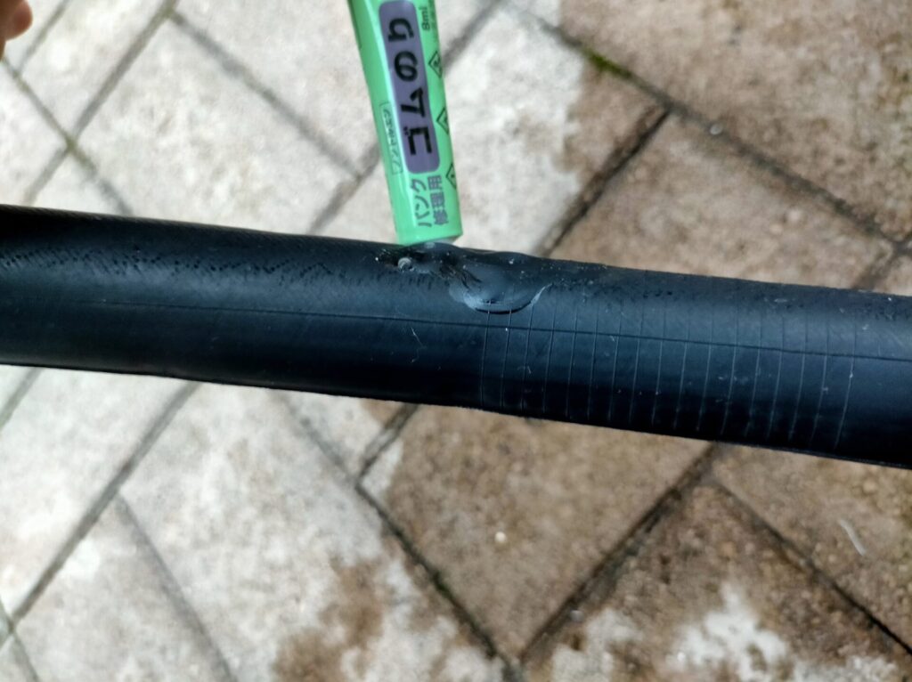 自転車パンク修理ステップ4・ヤスリがけしたチューブ表面にゴムのりを薄く均一に塗る工程。塗布後すぐに貼らず5分ほど待ってゴムのりを完全に乾燥させることが重要。手で触ってもベタつかない状態になってからパッチを貼る