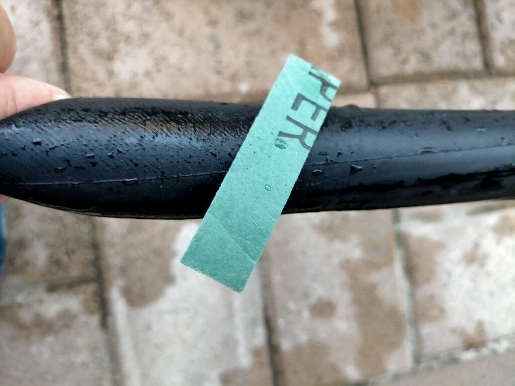 自転車パンク修理ステップ4・パッチ接着前のヤスリがけ工程。チューブの穴の周辺をパッチより少し広めの範囲で紙やすりで削り表面をザラザラにする。表面を粗くすることでゴムのりの接着力が大幅に向上するため必須の前処理