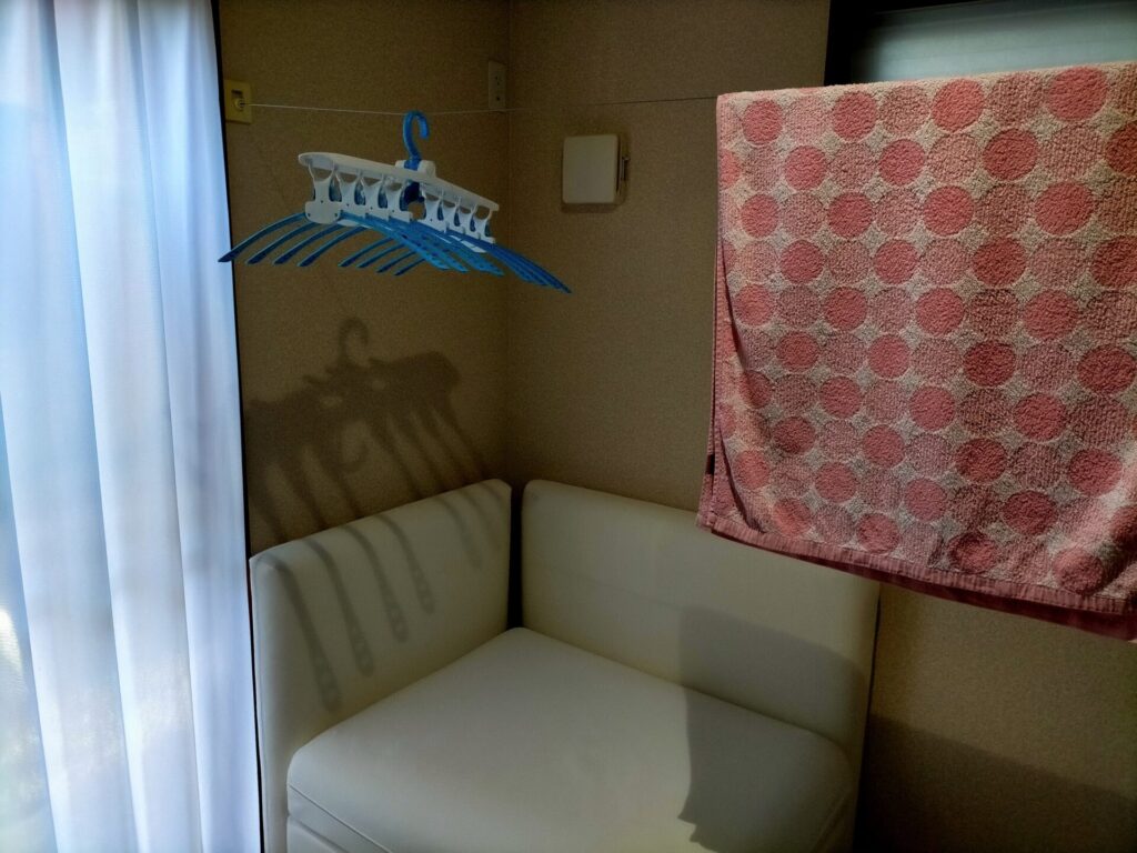 カビ増殖の直接原因となった部屋干しの状態。室内干しによって湿度70%以上が継続しソファベッドMDF材にカビが増殖。予防対策として晴れの日は外干し・雨天時は洗濯乾燥機・衣類乾燥除湿器・エアコン・扇風機を使用し部屋干しを極力控えることが重要