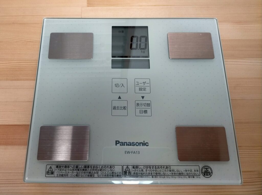 SF-890との精度比較に使用したパナソニック体重計EW-FA13。最大表示136kg・分解能100g。大型・大容量だが分解能が粗い100g単位のため27.5kg以上の精度比較はSF-890のみで実施。IVANKOプレート重量比較の補助機器として使用