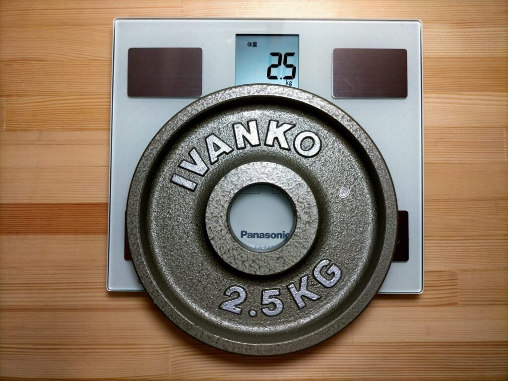 パナソニック体重計EW-FA13でIVANKOイヴァンコOMKオリンピックペイントプレート2.5kgを測定した結果2.5kg表示。分解能100gで偶然刻印値と一致。SF-890の2.486kg表示との比較。2.5kg前後の中量域でのSF-890精度検証の基準値