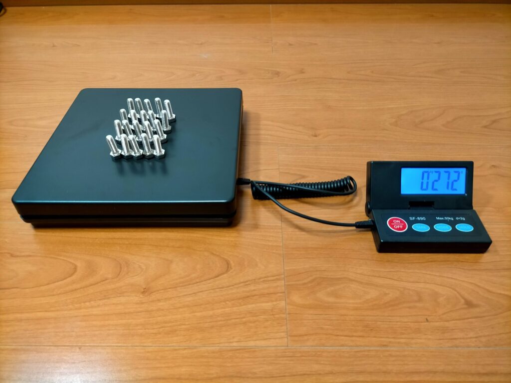 SF-890デジタル台はかりでボルト20本を測定した結果272g表示。タニタKD-173の274gと2gの差で一致(分解能2g内)。3,500円のSF-890がタニタ比較で実質的な誤差なしを実証。エアコン冷媒充填・FBA納品・ペット体重管理などに十分な精度