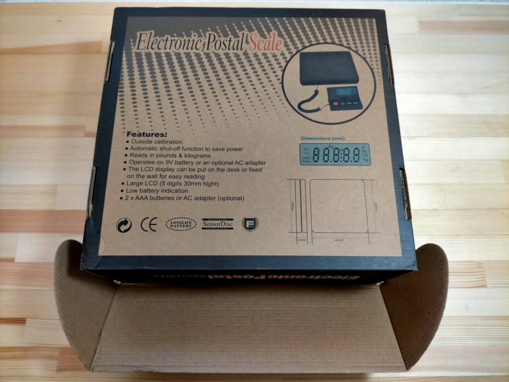 SF-890デジタル台はかりの外箱裏面。仕様詳細・最大計量50kg・分解能2g・計量範囲0.01kg〜50kg・本体重量1.9kg・電源単4電池2本(電池別売)・表示単位g/kg切替などの製品スペックが記載