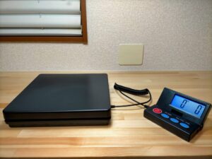 デジタル台はかりSF-890（BJ Design）の全体外観。最大計量50kg・分解能2g・隔測式（計量皿250×250×44mmと表示部116×118×19mmが別体）・単4電池2本・風袋引き機能・オートパワーオフ機能付き。価格3,500円前後でイチネンTASCO TA101CB（27,000円・分解能5g）の5分の1以下で同等精度