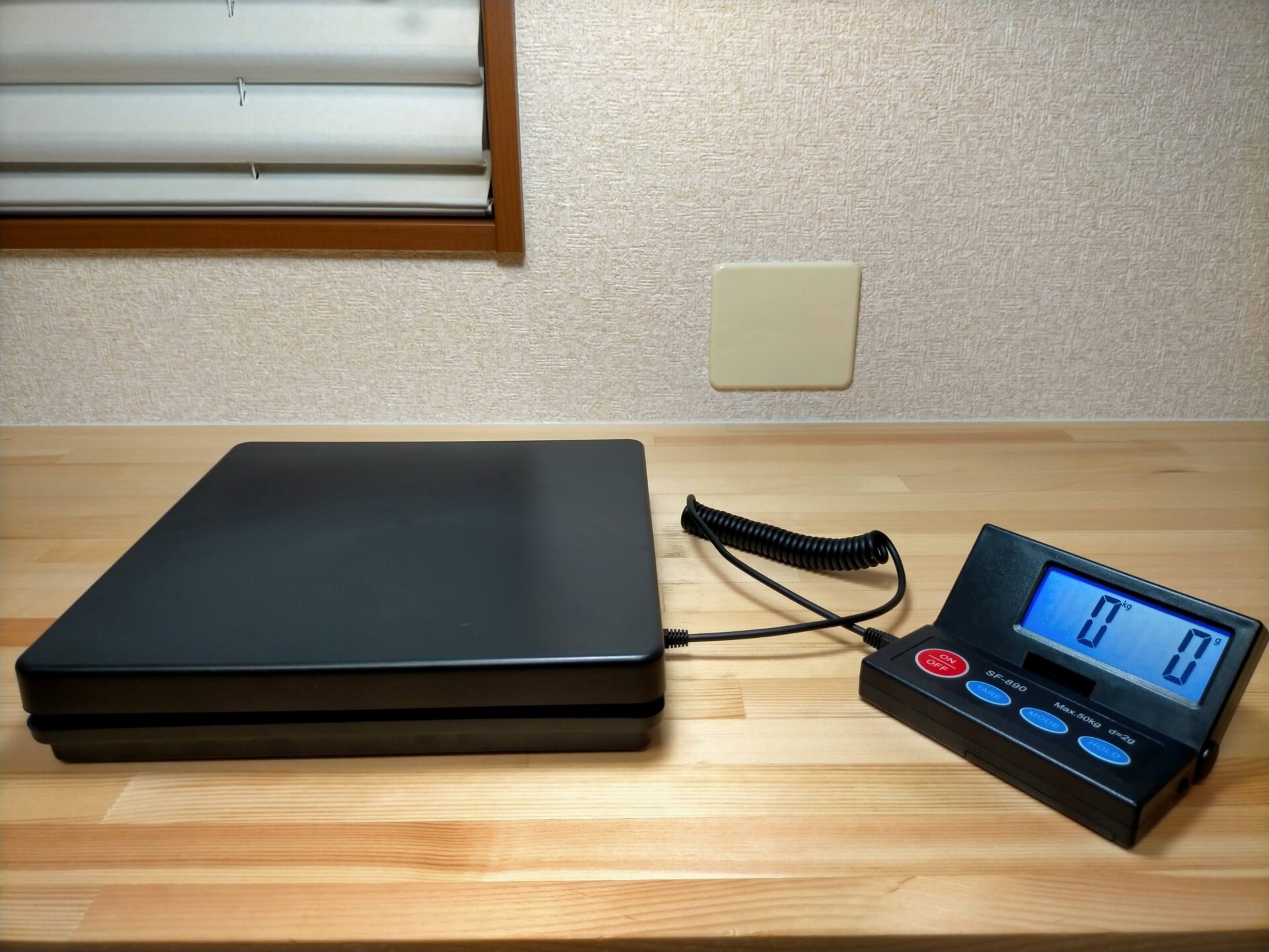 デジタル台はかりSF-890(BJ Design)の全体外観。最大計量50kg・分解能2g・隔測式(計量皿250×250×44mmと表示部116×118×19mmが別体)・単4電池2本・風袋引き機能・オートパワーオフ機能付き。価格3,500円前後でイチネンTASCO TA101CB(27,000円・分解能5g)の5分の1以下で同等精度