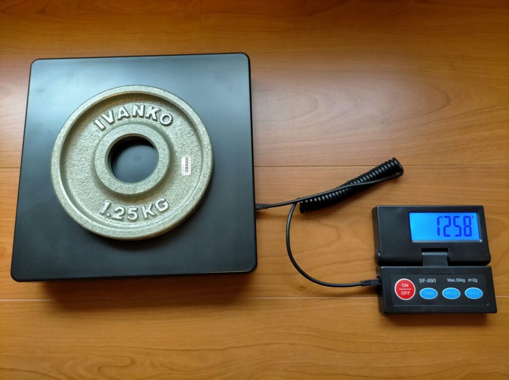 SF-890デジタル台はかりでIVANKOイヴァンコOMKオリンピックペイントプレート1.25kgを測定した結果1.258kg表示。刻印値との差8g(プレート重量精度±25g以内)。パナソニックの1.3kg表示より格段に精密。3,500円台で1g台の精度を実証