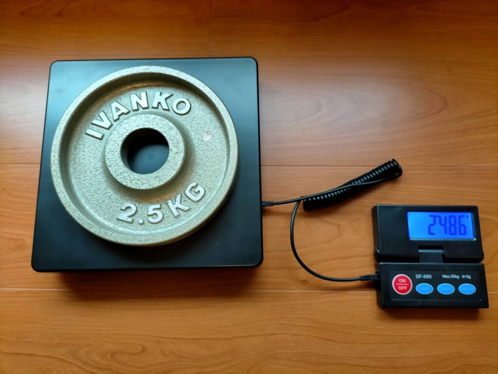 SF-890デジタル台はかりでIVANKOイヴァンコOMKオリンピックペイントプレート2.5kgを測定した結果2.486kg表示。刻印値との差14g(プレート重量精度±50g以内)。2g分解能でパナソニック100g分解能より詳細な重量管理が可能