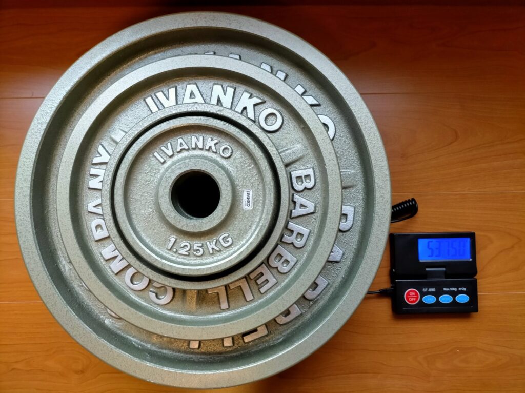 SF-890デジタル台はかりでIVANKOイヴァンコOMKオリンピックペイントプレートを複数組み合わせて53.75kg測定した結果53.750kg表示。刻印値との差0g(誤差ゼロ)。大容量50kg超の測定でも高精度を実証。パナソニックEW-FA13は27.5kg以上計測不可