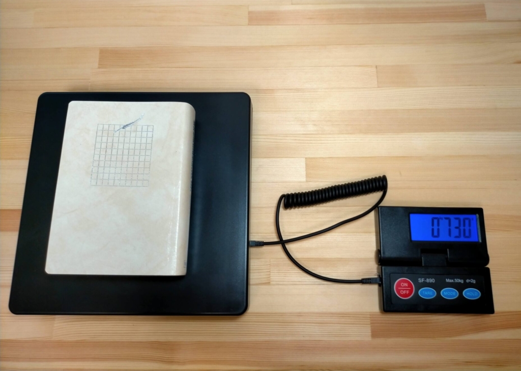SF-890デジタル台はかりで国語辞典を測定した結果730g表示。タニタKD-173と完全一致(誤差0g)。中量域の精度がタニタ同等であることを実証。家庭での料理計量・ペット体重・郵便物重量測定にも十分な精度