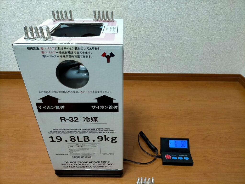 SF-890の減算精度テスト・ステップ2。ボルト5本(約68.5g)を取り除いた状態でSF-890が−68gを表示。実際の重量変化68.5gに対して誤差0.5g。エアコン冷媒充填時の充填量をマイナス表示でリアルタイム確認する実用シーンと同じ操作