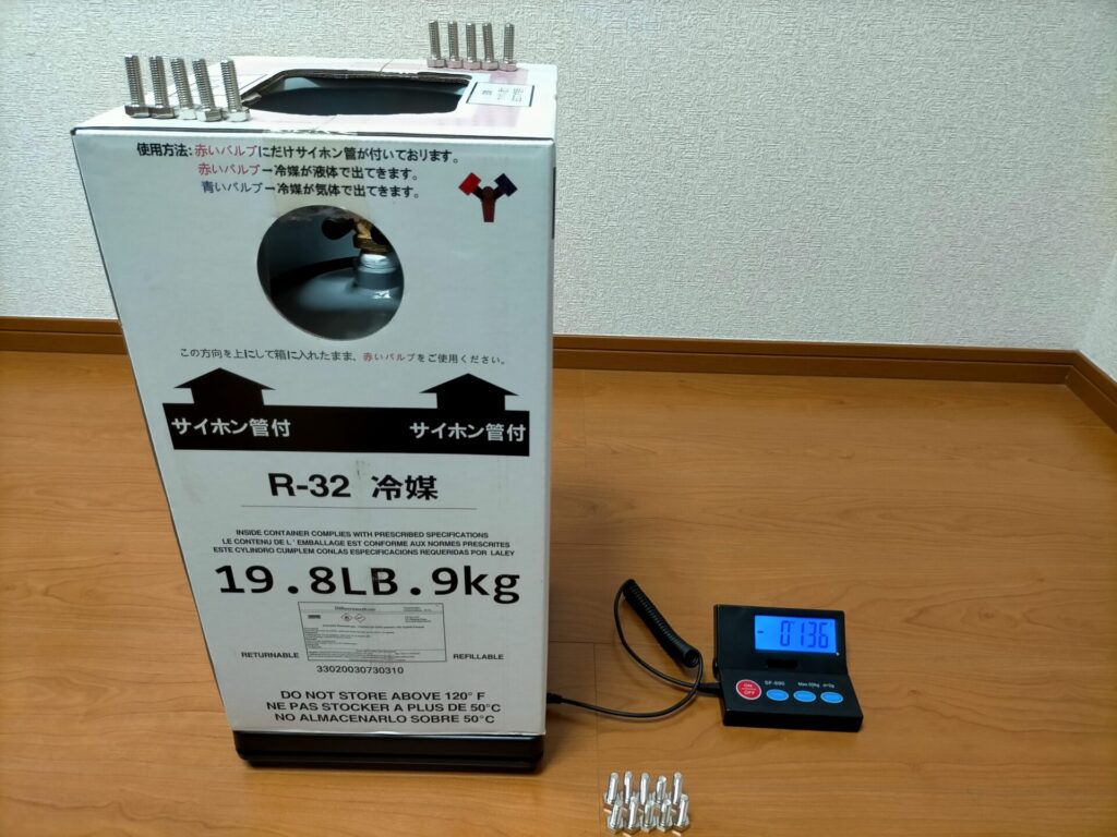 SF-890の減算精度テスト・ステップ3。ボルト合計10本(約137.0g)を取り除いた状態でSF-890が−136gを表示。実際の重量変化137.0gに対して誤差1.0g。15本除去時の最大誤差5.5gを含めた4ステップ比較で最大誤差5.5g以内を実証