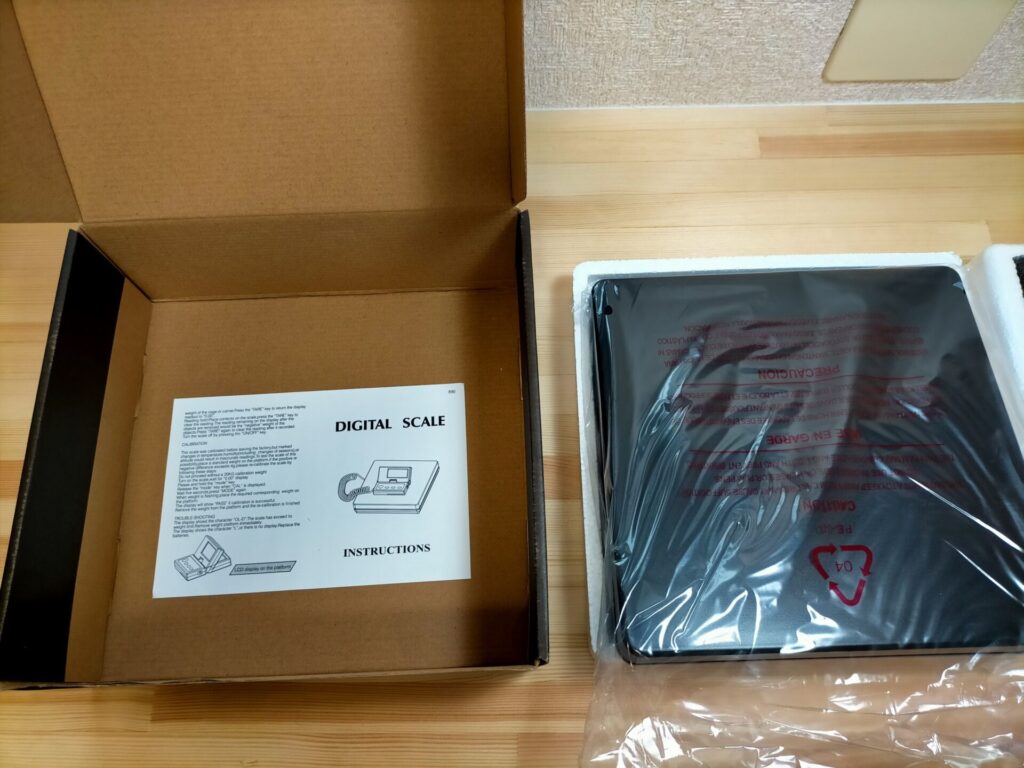 SF-890デジタル台はかりの内容物・計量皿と英語の取扱説明書。取説は英語のみで日本語なし。取説に記載のないオートパワーオフ時間変更手順（TARとHOLDボタン長押し→[1][3][5][-]から選択→MODEで決定）は記事本文に独自解説