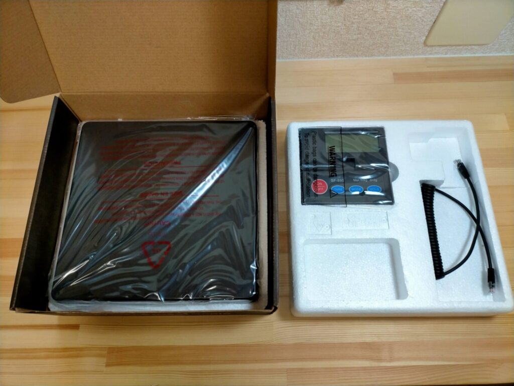 SF-890デジタル台はかりの開封内容物・計量皿(プラットフォーム)。サイズ250×250×44mm・薄さ44mm設計で重量物を載せやすい。計量皿裏面にグリップ用ゴム付き。無垢材テーブルの上で使用するとゴム跡が付く点に注意