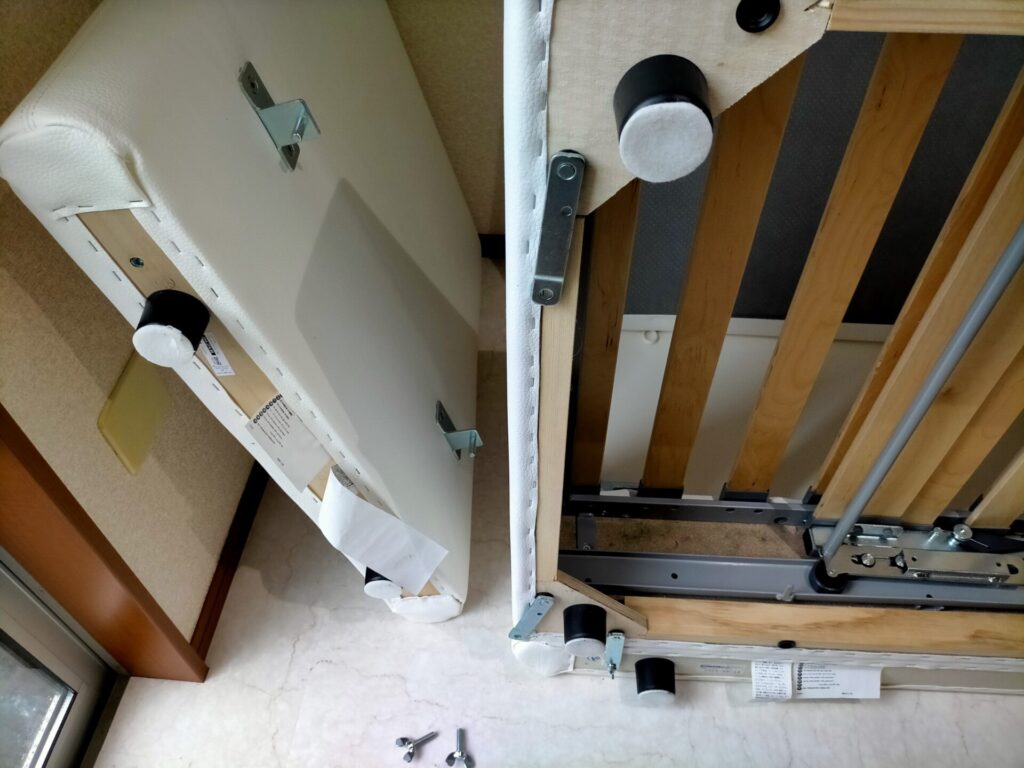 ソファベッドのカビ除去・青森ひば油抗菌処理のための分解作業工程。調ネジ4本・4mm六角ネジ3本を外して可能な限り分解しカビが増殖したMDF材を全面アクセス可能にした状態。分解によって全面のカビ除去・抑制処理を徹底