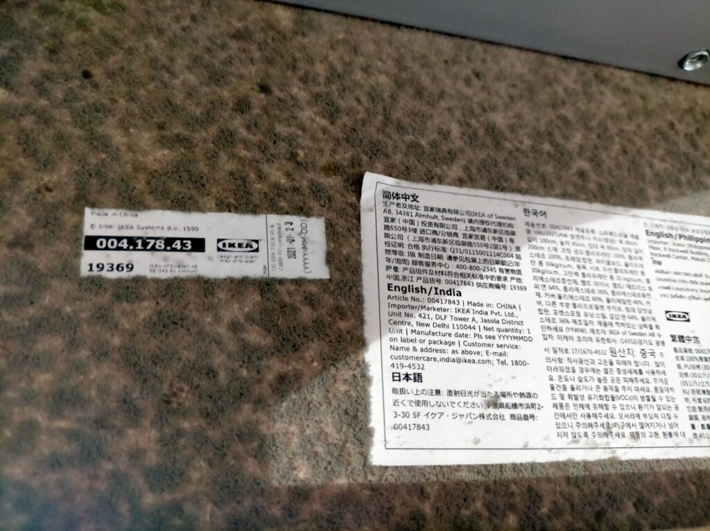 ソファベッドMDF材に発生した絵に描いたようなふわふわの緑色カビのクローズアップ。カビの増殖3条件（温度20〜30℃・湿度70%以上・栄養源）が揃った典型的な家具カビ。エアーブロアーで屋外に吹き飛ばしてからエタノール70〜80%で除菌する手順