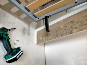 部屋干しの湿気が原因でMDF材（木材チップを接着剤で固めた素材）に増殖したカビを除去するためにソファベッドを分解した状態。調ネジ4本・4mm六角ネジ3本を外して分解。カビ除去・青森ひば油抗菌処理のための最大限の分解