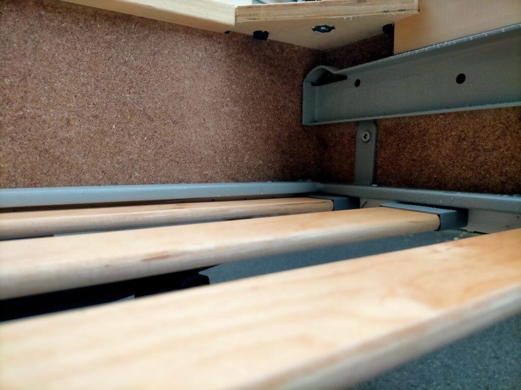 エアーブロアーでカビを吹き飛ばした後のソファベッドMDF材にアルコール除菌スプレー（エタノール70〜80%）を全面スプレーして殺菌している工程。火気厳禁。無水エタノール：精製水＝4：1で自作も可能。この後に青森ひば油+アルコール混合スプレーを塗布