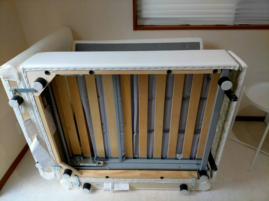 購入して半年未満のソファベッドを裏返した際に発見したMDF材（木材チップを接着剤で固めたもの）への大規模なカビ増殖。部屋干しによる湿度70%超えが原因。無垢材や生地にはカビなし・MDF材のみ選択的にカビが増殖した状態