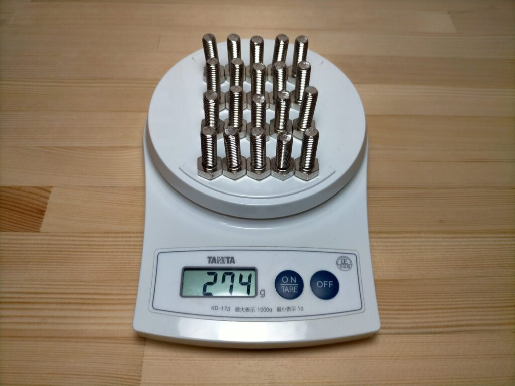 タニタKD-173でボルト20本を測定した結果274g表示。SF-890との比較測定に使用した基準値。ボルト1本あたり約13.7g。SF-890は272gを表示し2gの差(分解能2g以内)で一致。SF-890の精度がタニタと実質同等であることの検証