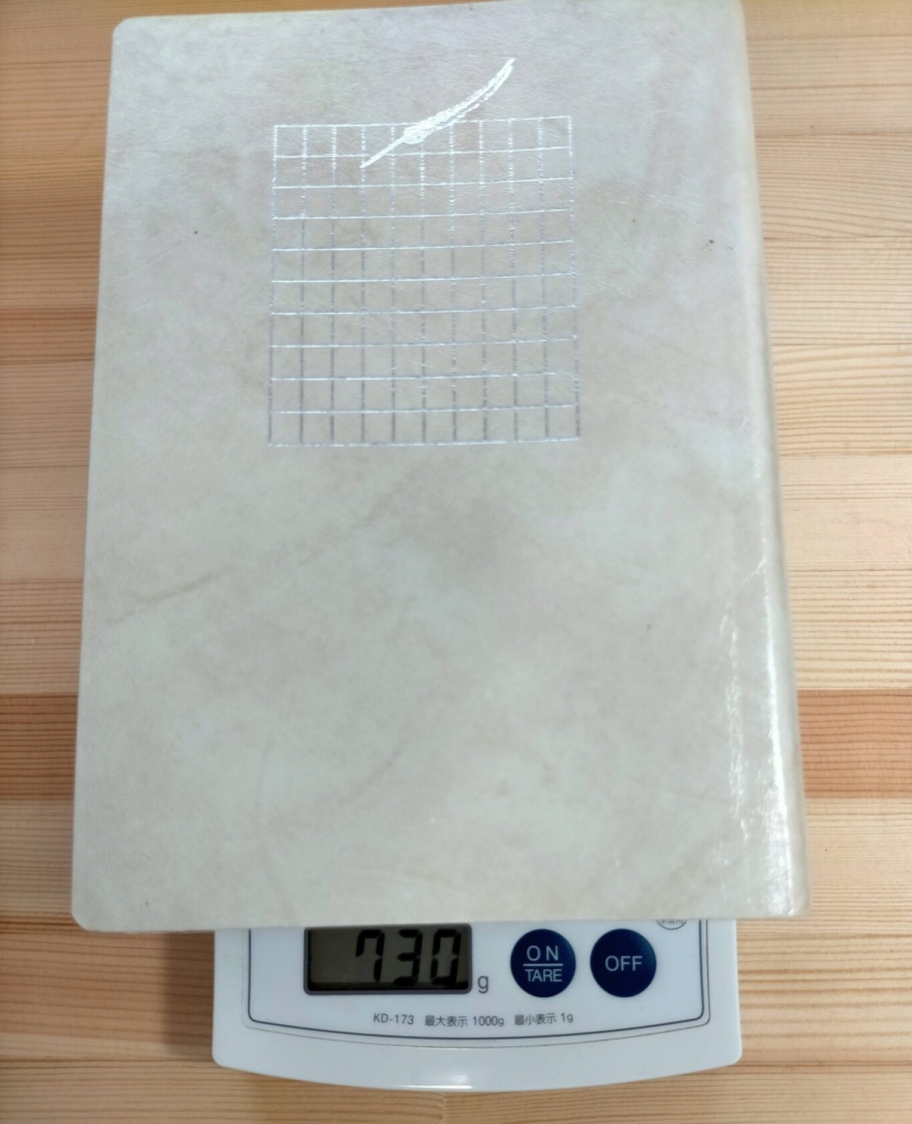 タニタKD-173で国語辞典を測定した結果730g表示。SF-890との730g比較測定における基準値。国語辞典(約730g)を使った中量域(500〜1000g)の精度検証比較。タニタ1g単位とSF-890 2g単位の比較