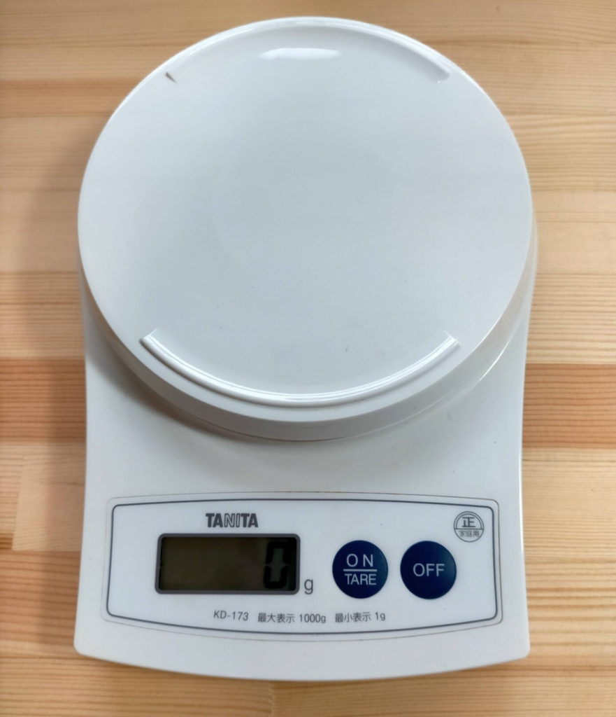 SF-890との精度比較に使用したタニタKD-173キッチンスケール。最大表示1,000g・分解能1g。精度の基準器として使用。小型・高精度(1g単位)の家庭用デジタルスケールとしての比較対象機種