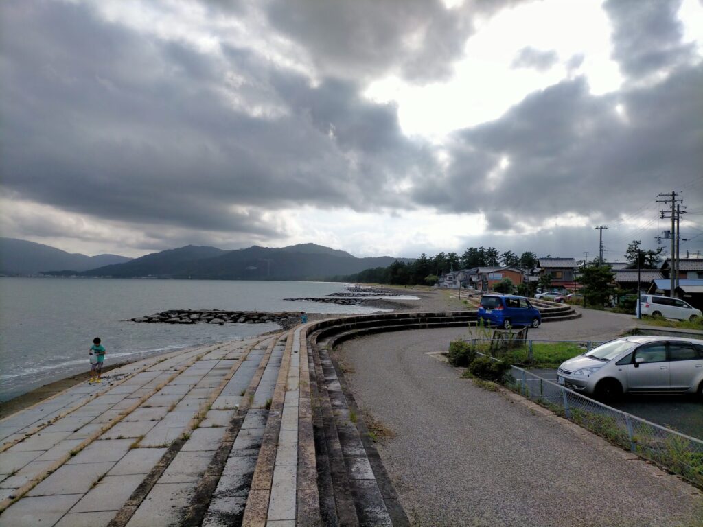 京都府宮津市・天橋立の江尻渡船場から見た天橋立の松並木と宮津湾の景色。日本三景のひとつ天橋立を渡船場から眺めた地上アングル。神奈川小田原から福岡太宰府1300km車中泊旅2日目のハイライト観光地