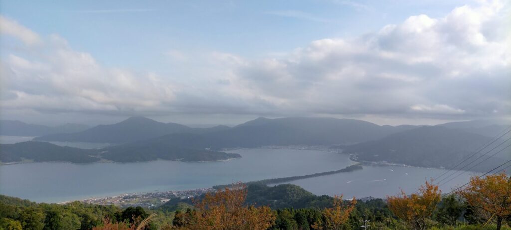 京都府宮津市・成相寺（拝観料500円）パノラマ展望台から見下ろした天橋立の全景パノラマ。松並木が海に伸びる日本三景の絶景を高所から俯瞰。神奈川小田原から福岡太宰府1300km車中泊旅2日目・長距離運転の疲れを吹き飛ばす絶景