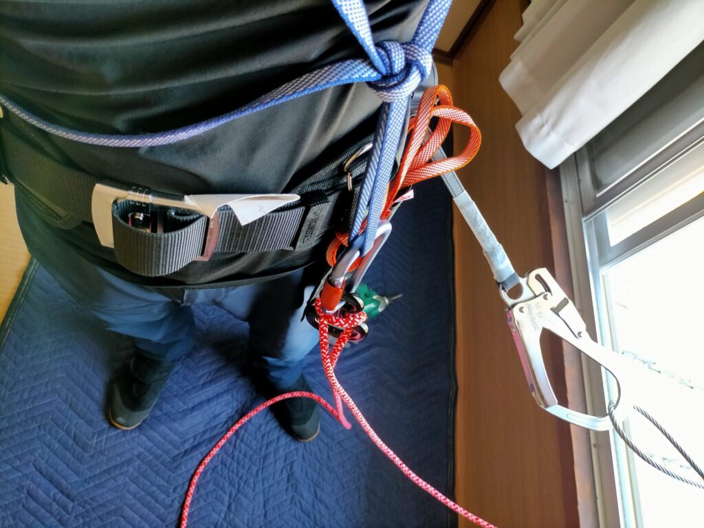 外壁塗装DIY高所作業での2本命綱セーフティ構成。メイン:藤井電工ツヨロン胴ベルト型安全帯TB-RN-590(ワイヤー入りリトラ)、サブ:クライミングロープ+120cmダイニーマスリングで作る簡易チェストハーネス(シートベント)。高所恐怖症克服のため過剰安全策