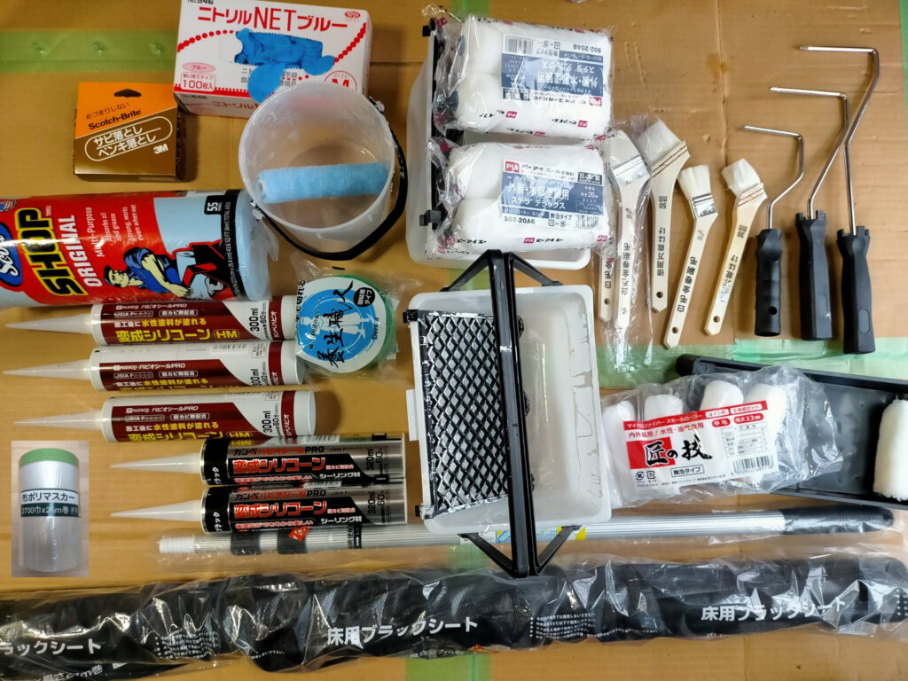 DIYモルタル外壁塗装の材料一覧図解。PIA ステラデラックス マイクロファイバーローラー毛丈20mm（6インチ）・刷毛・ローラー延長接手・スコッチブライト・養生マット・ポリマスカー・変成シリコンシーラー（白）・塗料バケツなど全材料をまとめた図