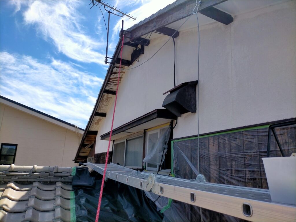 多機能アルミはしご4.7mを外壁に直立させたはしご使用パターン1(別アングル)。外壁塗装DIYでの高所足場代用・瓦上作業向けのいらかくんHL-36と瓦用資材止白幡G-6による安全設置方法