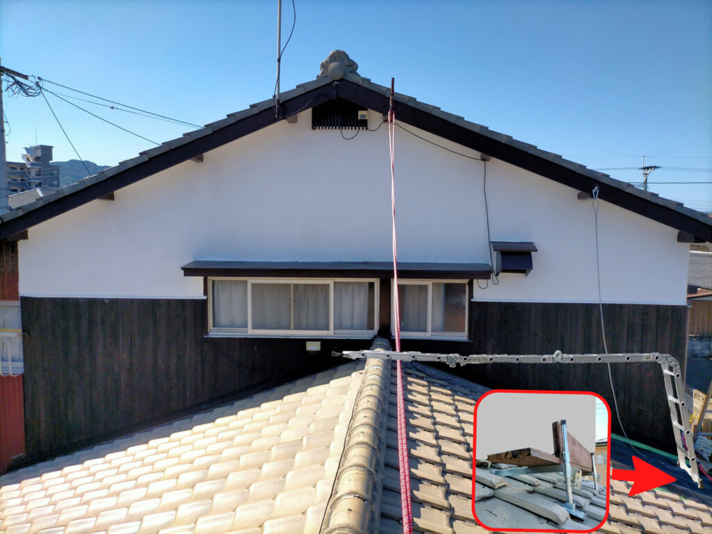 多機能アルミはしご4.7mを外壁に直立させたはしご使用パターン1。外壁塗装DIYでの高所足場代用・瓦上作業向けのいらかくんHL-36と瓦用資材止白幡G-6による安全設置方法