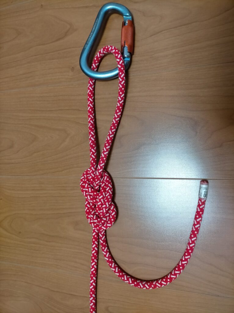 ダブルエイトノット(二重8の字結び)完成形。カラビナに接続する輪をつくるパターン①の完成状態。クライミングロープ(エーデルワイス8.0mm)で結んだ最強のロープワーク。強い力がかかっても解きやすい特性でDIY高所作業の命綱に使用