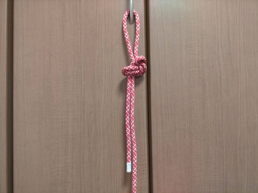 ダブルエイトノット(立木・固定物への直結)完成形。屋根の棟・アンテナブラケットなど固定物に直接ロープを結ぶパターン②の完成状態。エイトノットの跡をたどるようにロープを通す「フォロースルー」技法。DIY高所作業の命綱アンカー設置